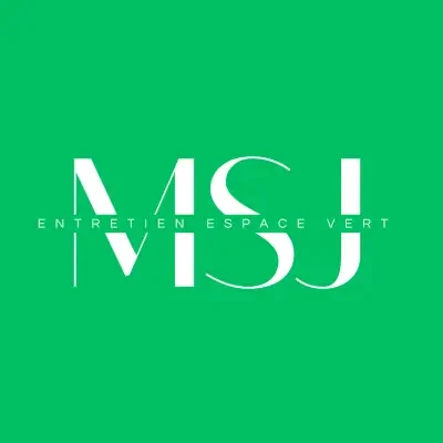 evacuation des dechets Une brouette remplie d'herbe fraîche sur un sol herbeux. évacuation des déchets après le nettoyage du jardin